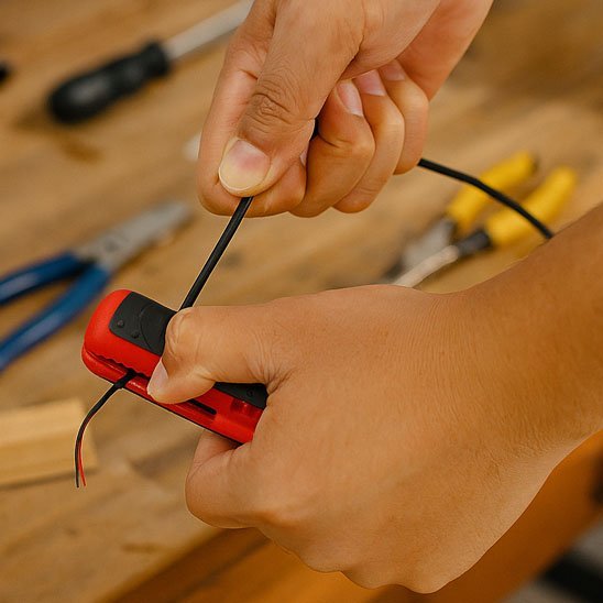 Pince a denuder fil électrique