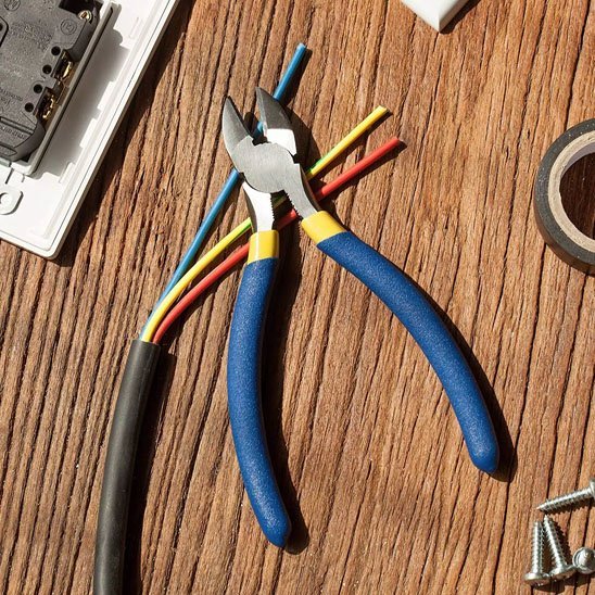 Pince coupante ouverte sur table