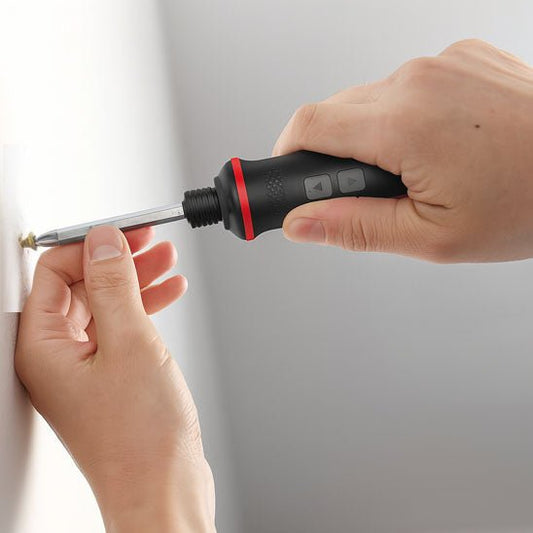 tournevis electrique vissant sur mur