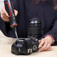 tournevis electrique vissant un appareil photo
